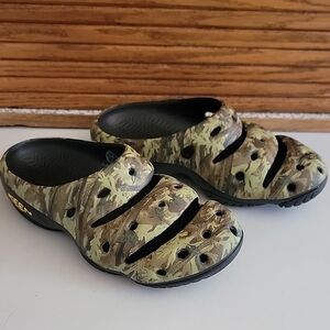 KEEN SLIP ON CAMOUFLAGE CAMO SHOES SLIDES MENS 7 WOMENS 9